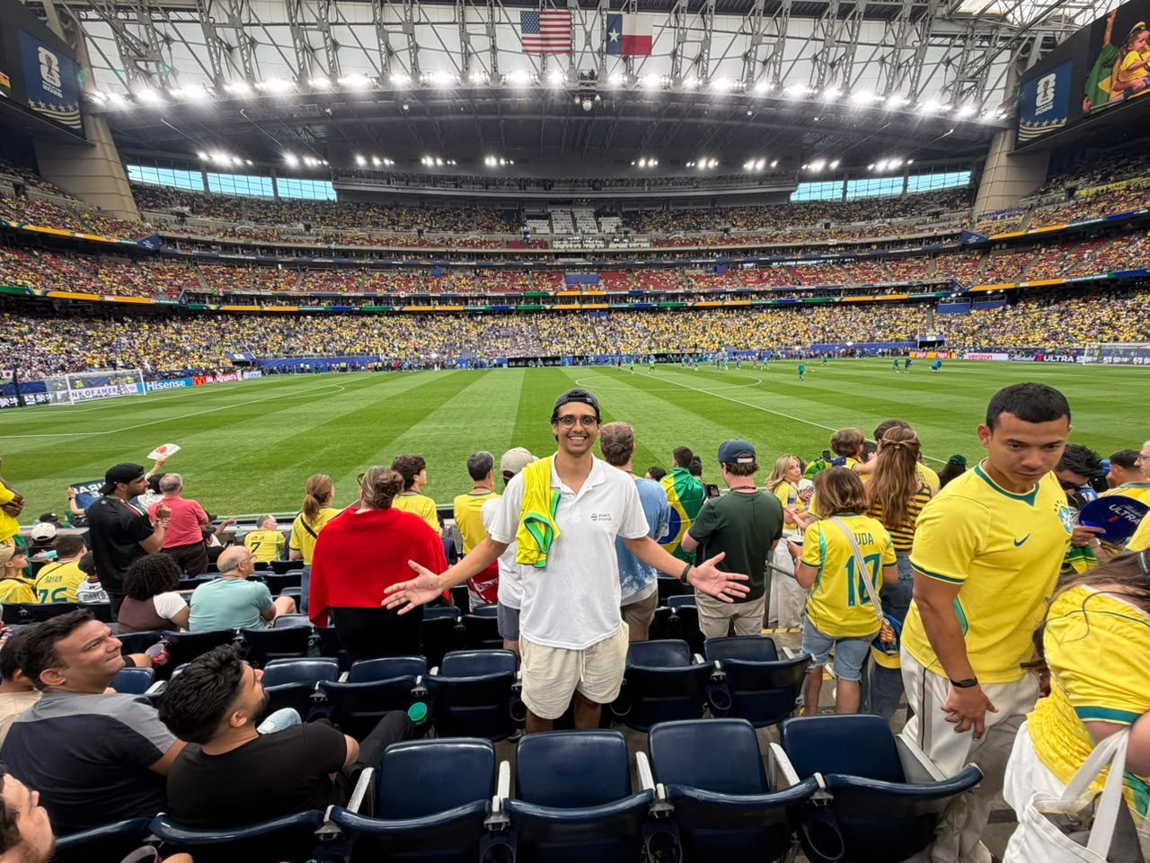 Enzo Marino, guia de turismo da Event Mundi, na arquibancada de um jogo da Seleção Brasileira na Copa do Mundo de 2026, nos Estados Unidos